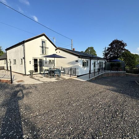 Finwood Green Farm Holiday Cottages-The Calf Shed And The Milk Parlour 헨리인아덴 객실 사진