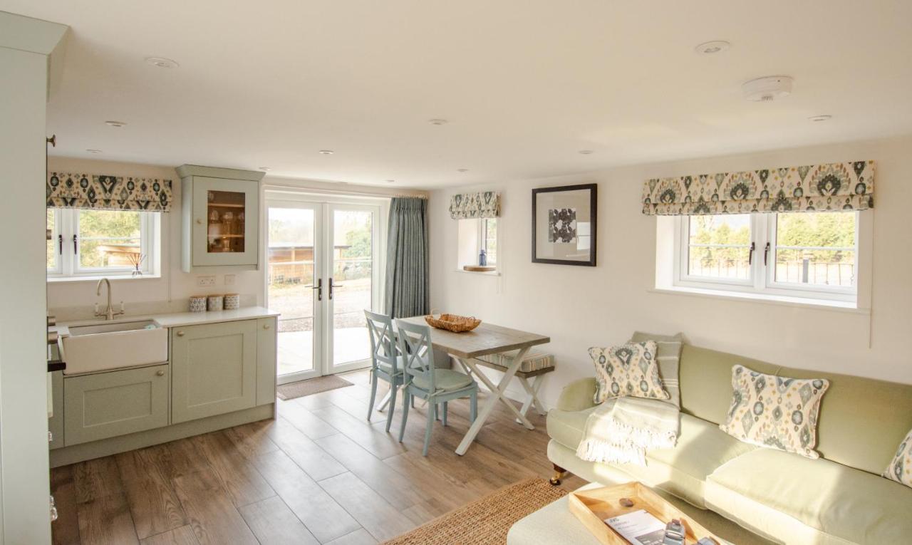 Finwood Green Farm Holiday Cottages-The Calf Shed And The Milk Parlour 헨리인아덴 외부 사진
