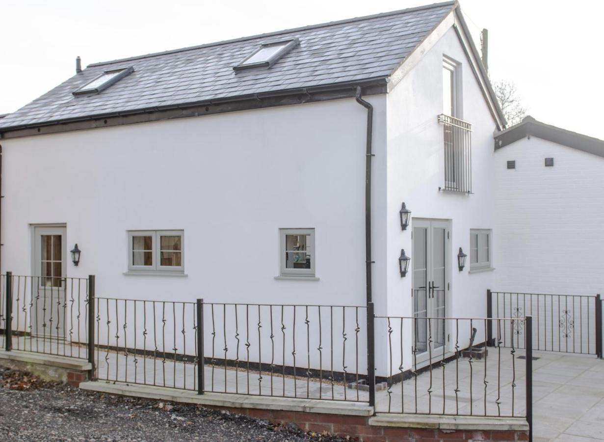Finwood Green Farm Holiday Cottages-The Calf Shed And The Milk Parlour 헨리인아덴 외부 사진
