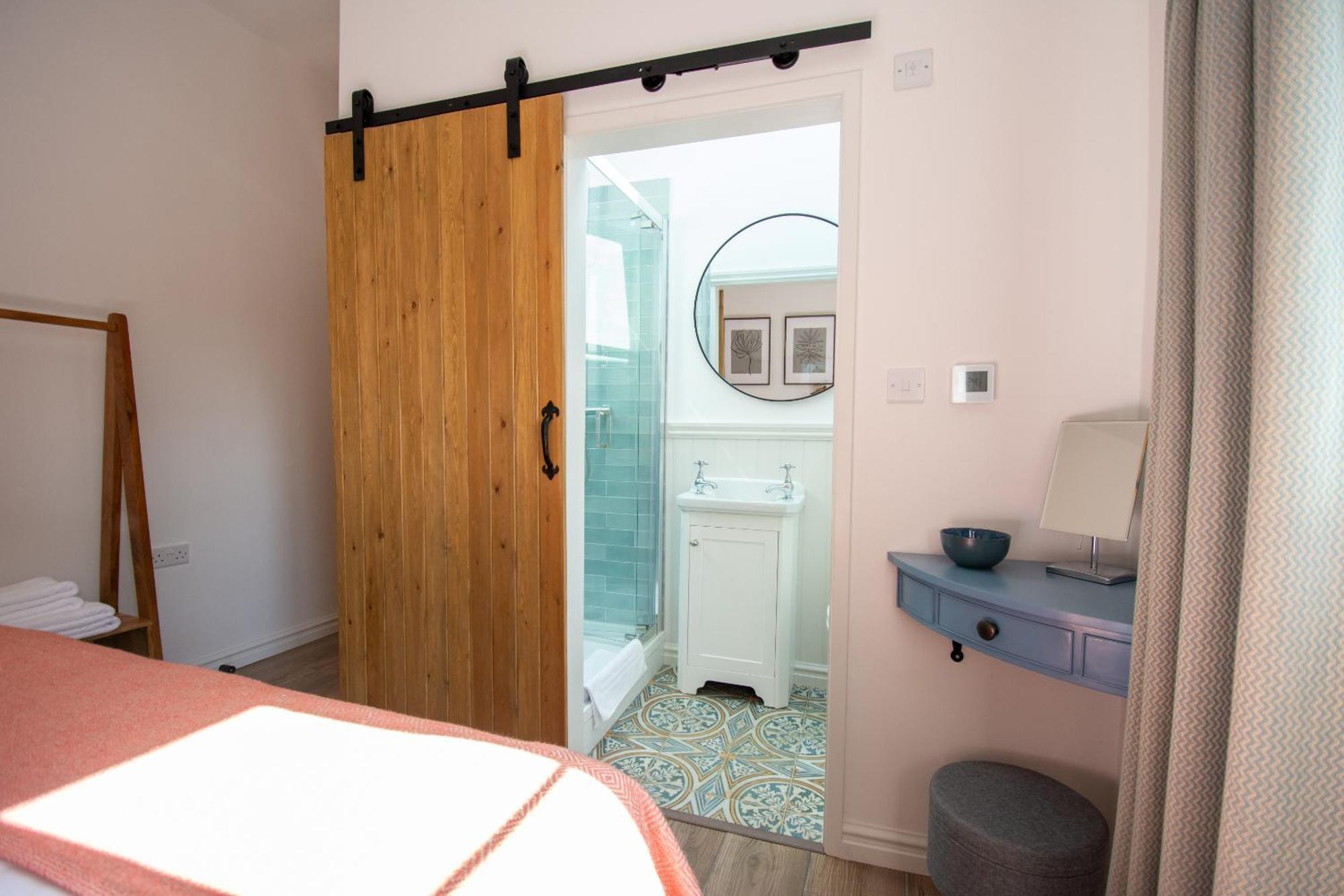 Finwood Green Farm Holiday Cottages-The Calf Shed And The Milk Parlour 헨리인아덴 객실 사진